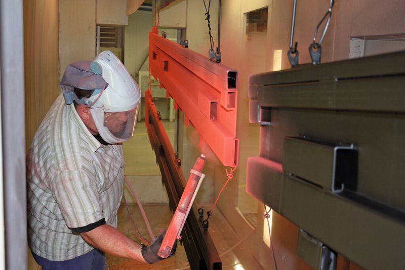 Nach der Grundierung im chemischen Autodepositionsverfahren werden die Bauteile mit Pulverlack beschichtet. Dazu muss die Basisschicht lediglich vorgehärtet werden. (Bild: Henkel)