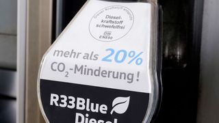 Nach sechs Jahren Entwicklung gibt es ihn zu kaufen: den Diesel „R33“, der zu 33 Prozent aus biologischen Komponenten besteht. (Volkswagen)