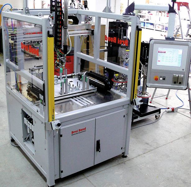 Bild 3: Beispiel einer Produktionszelle zur automatisierten Dichtstoffapplikation auf die Kontaktfläche eines Motorkurbelgehäuses. Derartige Produktionszellen können entweder als autonome Einheiten oder als Inline-Einheiten, integriert in Montagelinien, betrieben werden. (Bild: Drei Bond)