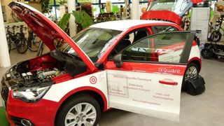 Im Demonstratorfahrzeug sind alle entwickelten Technologien verbaut. Wo und wie konnten die Teilnehmer des Symposiums „Urbane Mobilität der Zukunft“ live vor Ort erkunden. Einige Komponenten befinden sich derzeit noch im Prüfstand, so dass hier nur Modelle zu sehen waren. (Bild: S. Häuslein/konstruktionspraxis)