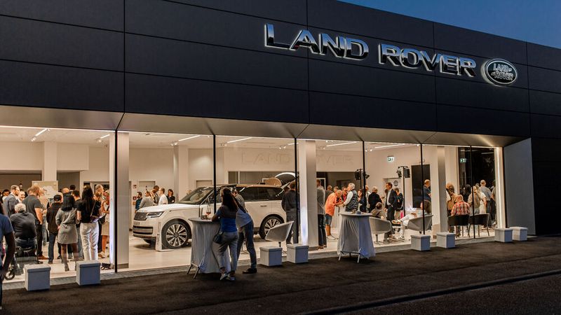 Avalon Premium Cars hat seinen Showroom in Heilbronn umgebaut.(Bild:  Jaguar Land Rover)