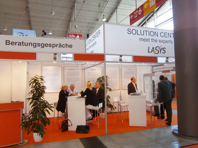 Im Solution Center standen Laserexperten mit Rat und Tat den Besuchern zur Seite, die sich über die Anwendungen von Lasersystemen informieren wollten, oder gar ein konkretes Problem ins Feld führten. (Bild: Königsreuther)