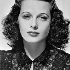 Hedy Lamarr entwickelte 1942 zusammen mit dem Komponisten George Antheil die Frequenzsprung-Technologie (Frequency Hopping), die ursprünglich zur störungsfreien Steuerung von Torpedos im Zweiten Weltkrieg gedacht war. Die Technologie bildet heute die Grundlage für moderne drahtlose Kommunikationssysteme wie WLAN, Bluetooth und GPS und machte Lamarr zu einer Pionierin der modernen Telekommunikation.(Bild:  https://digital.library.ucla.edu/catalog/ark:/21198/zz002d9663, https://creativecommons.org/licenses/by/4.0/)
