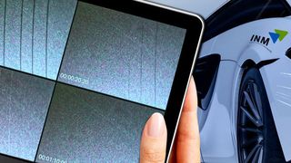 Transparente, selbst-heilende Nanomer-Beschichtung als Schutzlack für Hochglanz-Oberflächen: Oberflächliche Mikrokratzer heilen unter Wärmeeinwirkung innerhalb weniger Minuten komplett aus. (Uwe Bellhäuser/INM)