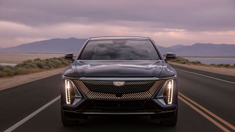 Das Design fällt mit seiner aufwändigen Lichtinszenierung im Grill auf. (Bild: GM)