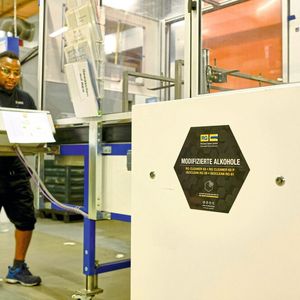 Da haben Schmutz und Öl keine Chance: Der modifizierte Alkohol RG Cleaner 63 sorgt in der Entfettungsanlage bei Johnson Electric für hohe Bauteilsauberkeiten.(Bild:  Richard Geiss GmbH)