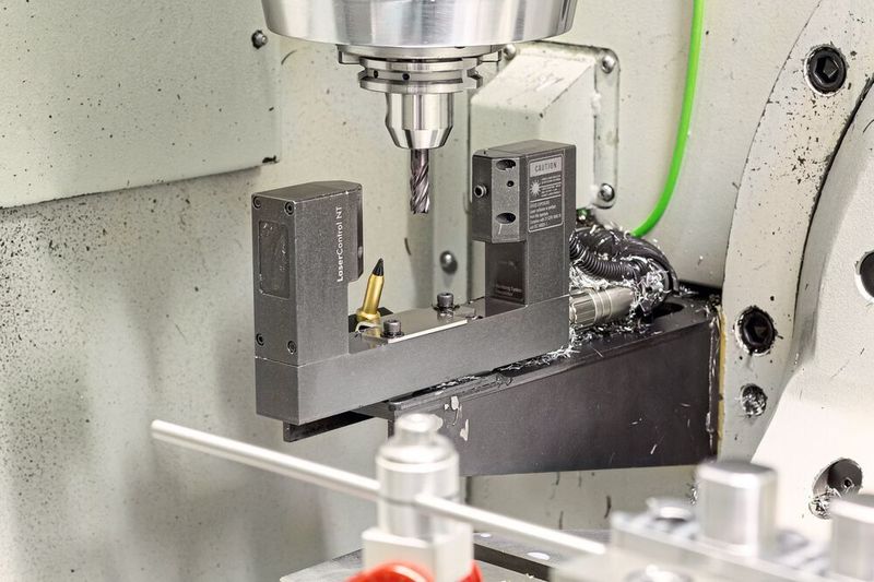 Bei Disterhoft werden alle Werkzeuge im Bearbeitungszentrum mit dem Lasermesssystem Micro Compact NT gemessen, wodurch kein Voreinstell­gerät mehr benötigt wird. (Blum-Novotest)