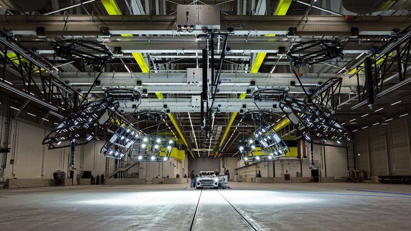 Die „Crasharena“ bildet ein stützenfreier Bereich von 50 mal 50 Metern. (Bild: Audi)