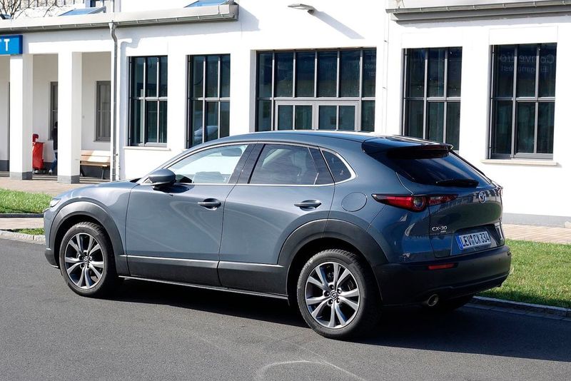 Mit großflächigen Plastikbeplankungen unterstreicht Mazda den robusten SUV-Charakter des Modells. (Bild: Rosenow/»kfz-betrieb«)