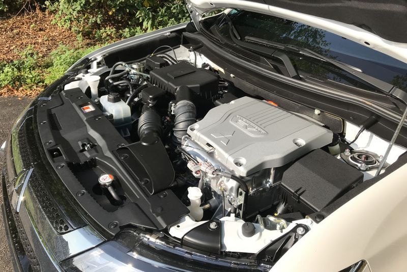 Mehr hat sich unter dem Blechkleid getan. Beispielsweise leistet der E-Antrieb auf der Hinterachse jetzt 95 statt bisher 82 PS. Und der Benziner ist jetzt ein 2,4-Liter-Aggregat mit Atkinson-Zyklus statt des bisherigen 2-Liter-Ottomotors. (Seyerlein/»kfz-betrieb«)