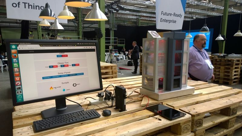 Ein Versuchsaufbau für den IoT-Gateway beim Dell EMEA Innovation Day 2015 in Kopenhagen simuliert die Sensorenauswertung in einem Bürogebäude. (Bild: IT-Business)