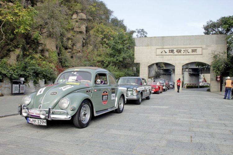 Vor dem Start in Peking: 35 Klassiker, vom Volkswagen Käfer bis zum Vorkriegs-Roadster, wagten sich auf die Rallye-Piste. (Foto: VW)