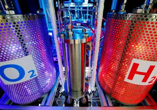 Ein Elektrolyseur verwandelt Wasser mithilfe von elektrischem Strom in Sauerstoff und Wasserstoff. Letzterer soll die Energiewende unterstützen. Viele Elektrolyseure sind in Deutschland zwar geplant, aber mit der Umsetzung hapert es, wie die dpa erfahren hat ...(Bild:  DLR)