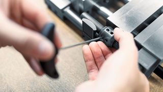 Meusburger hat jetzt einen besonderen Klinkenzug im Normalienprogramm, welcher der Steuerung von 3-Platten-Werkzeugen für das  Spritzgießen von Kunststoffteilen eine maximale Zuverlässigkeit verleihe. (Meusburger)