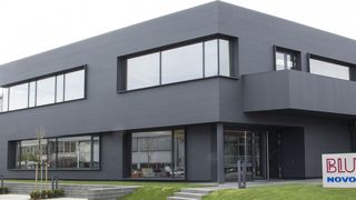Das neue Kundenzentrum bildet das Herzstück am oberschwäbischen Stammsitz von Blum-Novotest. (Bild: Blum-Novotest)