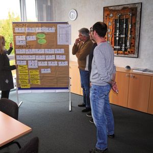 Dr. Anja Schierbaum (Senior Expertin Fraunhofer IEM) arbeitet mit Rolf Lampert (Leiter Digital Engineering bei RK Rose+Krieger, Mitte) und dem Systems Engineering-Projektteam neue Engineering-Methoden.(Bild:  Fraunhofer IEM)