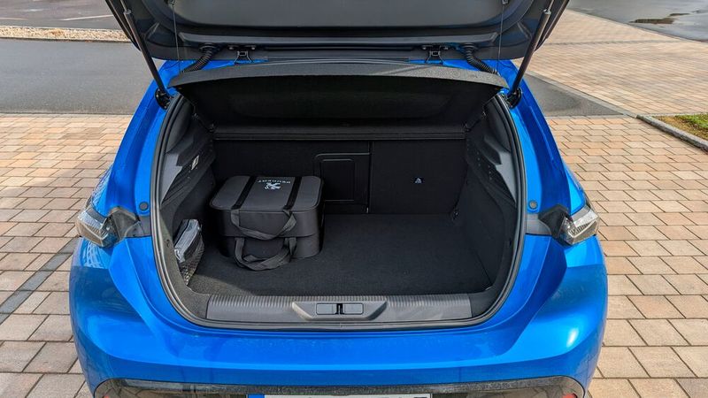 Und im Kofferraum nehmen die Ladekabel ziemlich viel Platz weg (wobei man eigentlich nur eins davon wirklich braucht, wenn man nicht oft an einer Schukosteckdose lädt). (Bild: Rosenow – »kfz-betrieb«)