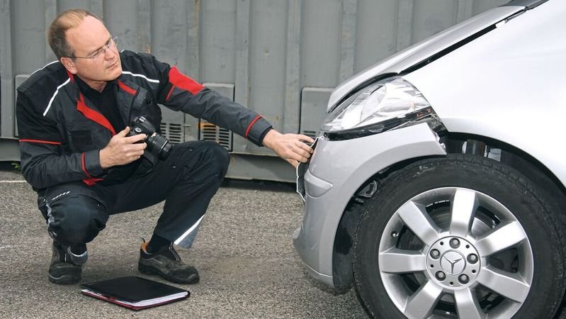 Nach einem Unfall auf Augenhöhe mit dem Versicherer verhandeln – das können Experten wie der Sachverständige oder Rechtsanwalt. Der Geschädigte kann es in der Regel nicht.(Bild:  Wenz/»kfz-betrieb«)