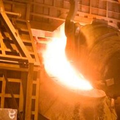 Der Konverter bei Dillinger wird mit Roheisen befüllt. (Bild: Dillinger)