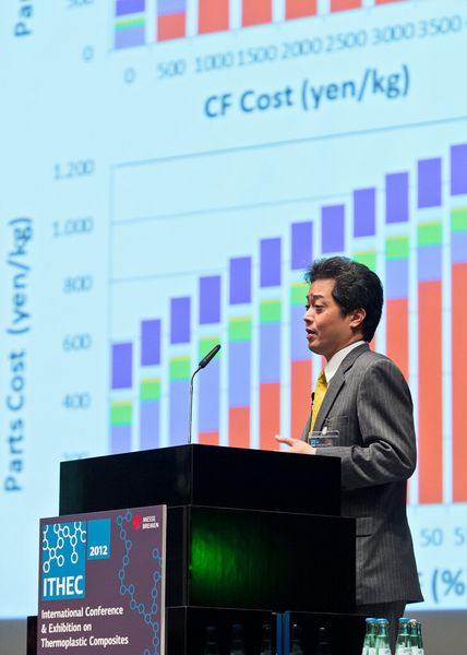 Prof. Dr. Jun Takahashi, University of Tokyo, ist sich sicher, dass faserverstärkte Thermoplaste in einigen Jahren erheblich zur Gewichtssenkung von Fahrzeugrohbauten beitragen werden. Dabei stützt sich der Wissenschaftler auf das in Japan groß angelegte METI-Projekt „Carbon Fiber Strategy“. (Bild: Messe Bremen/Jan Rathke)