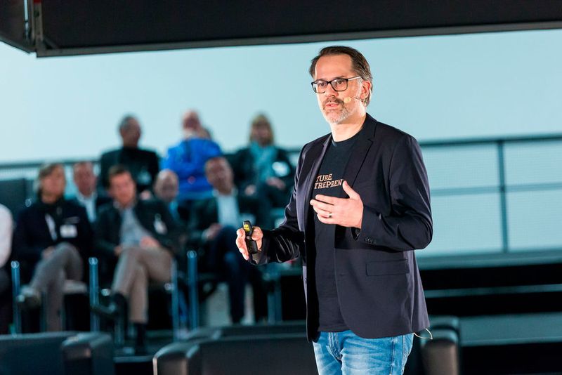 Michael Aechtler, Geschäftsführer von Corporate Startup Services, begleitet die Teams während des Hackathons. (Stefan Bausewein)