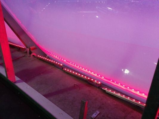 Rot leuchtende LED: Es sind drei RGB-Farben plus Weiß auf dem Modul. Pro Luftkissen sind etwas 285 LEDs auf sieben bis acht Leuchten. (Bilder: Hendrik Härter, ELEKTRONIKPRAXIS)