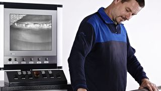 Einige Manipulatoren können an einer Stange ins Rohr geschoben werden. Der Bediener sieht am Bildschirm die zu bearbeitende Schweißstelle. (Bild: Ibass)