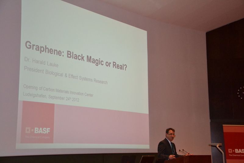 Dr. Harald Lauke zeigte Anwendungsgebiete auf, in denen BASF Graphen nutzen will. (Bild: Hüser)