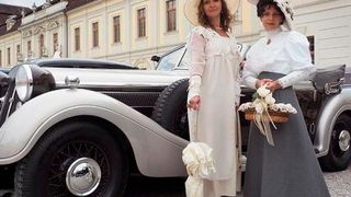Ein Muss: Das passende Outfit zu Fahrzeug und Epoche. (Messe Stuttgart)