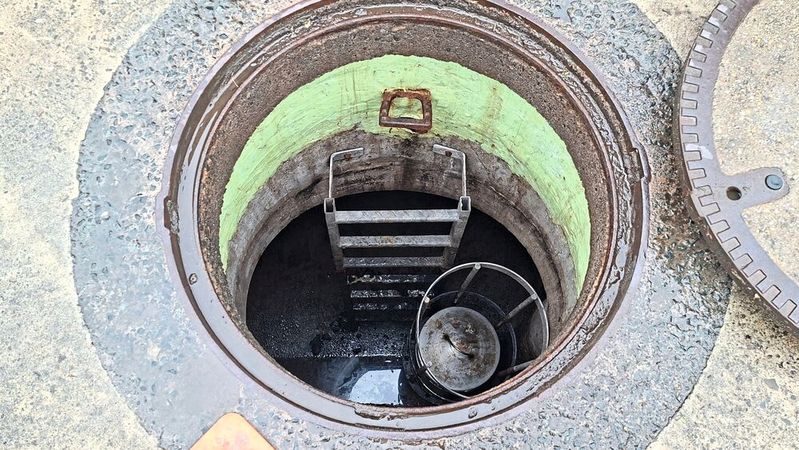 Der erste Blick verrät ganz viel – etwa dass Steigeisen und Leiter hier nichts zu suchen haben. Und dass sich bereits jemand in Sachen nachträgliche Schachtabdichtung (grün) probiert hat.(Bild:  Dominsky – VCG)