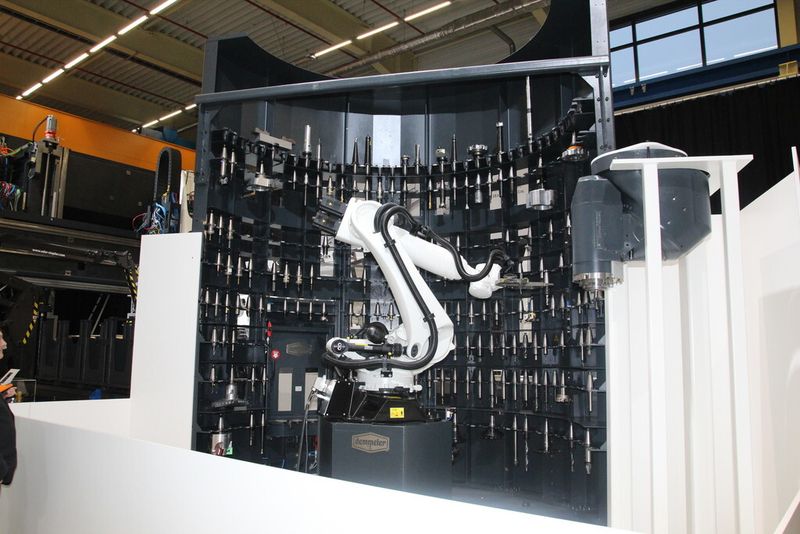 In der Werkzeugarena der Portalmaschine DMU 600 P können bis zu 222 Werkzeuge ... (Bild: Kroh)