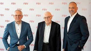 Franz Pischinger (Mitte) übergibt zum 1. Juli 2023 den Vorsitz der FEV Gesellschafterversammlung an seinen Sohn, Stefan Pischinger (links). Dessen bisherige Aufgaben als Vorsitzender der Geschäftsführung übernimmt Patrick Hupperich (rechts). (Bild: FEV Group)
