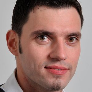 Christian Leist, AZO, klärt auf dem 10 Schüttgut-Forum welchen Einfluss Fördersysteme auf die Produkteigenschaften haben.(Bild:  Azo)