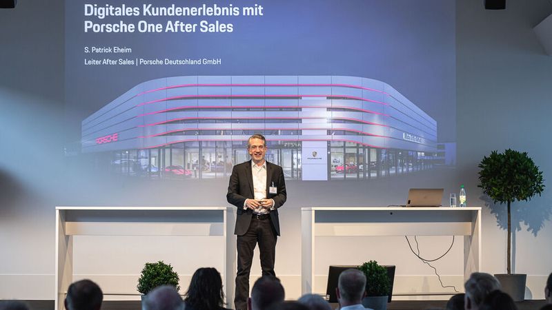 Um die digitale Customer Journey im Porsche-Aftersales ging es im Vortrag von S. Patrick Eheim. Ob dort wohl auch verblüffende Momente für Porsche-Besitzer lauern? (Bild: Stefan Bausewein)