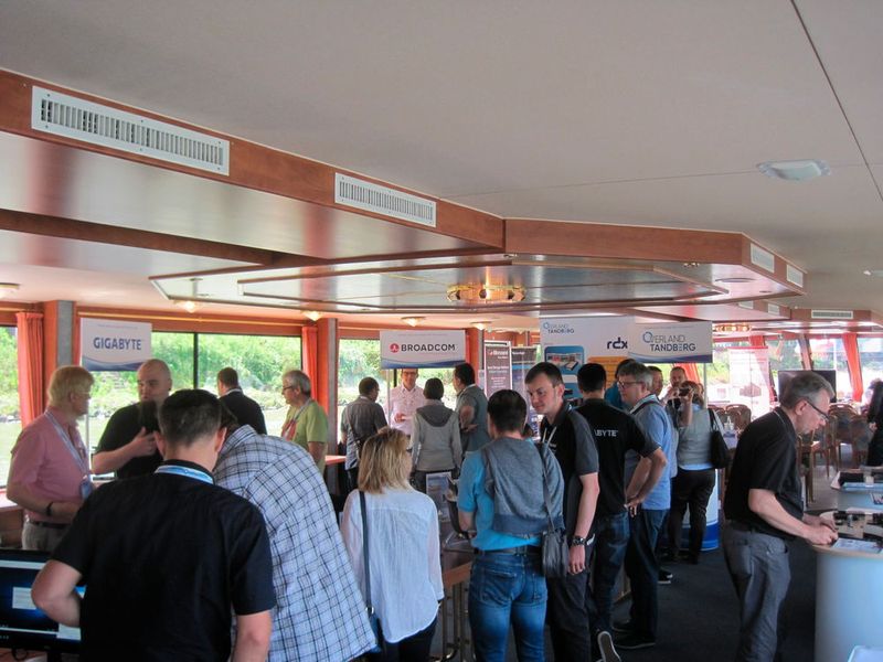Auf dem Unterdeck die Arbeit, auf dem Oberdeck das Vergnügen. (Vogel IT-Medien GmbH)