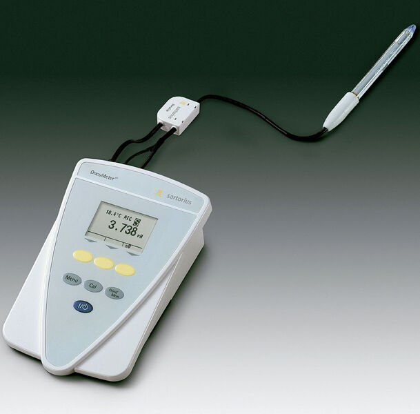 Abb.2: Der DocuClip bildet mit pH-Meter
und Elektrode ein komplettes System. (Archiv: Vogel Business Media)