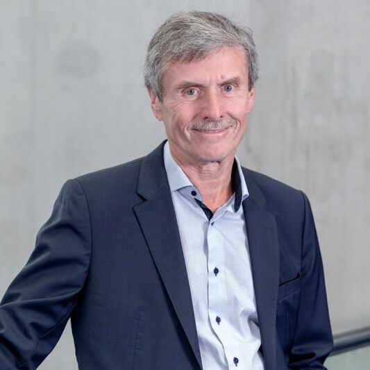 Ferdinand Dudenhöffer ist skeptisch, ob die deutsche Automobilindustrie allein mit Kurzarbeit und Liquiditätshilfen durch die Krise gebracht werden kann.(Bild:  CAR)