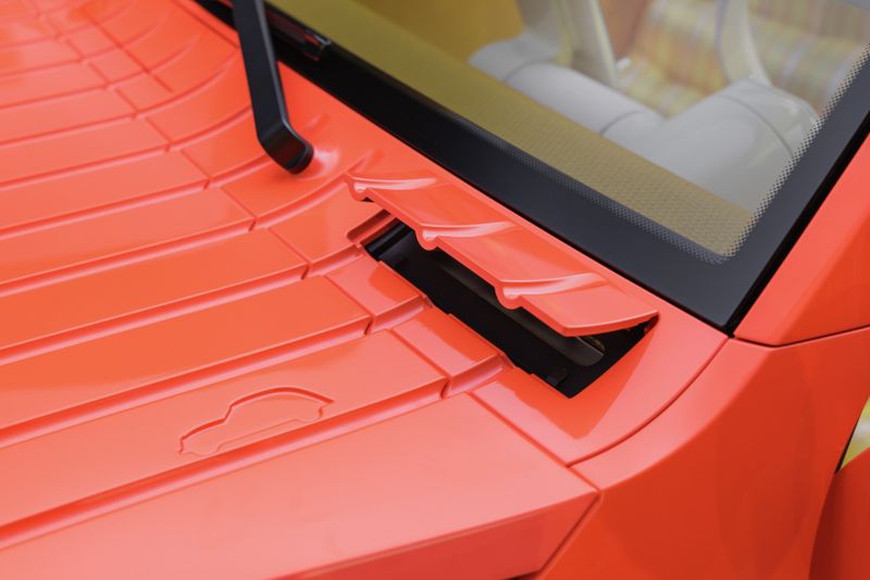 The ventilation vents below the windshield can be opened and closed mechanically. (Source: Citroën)
