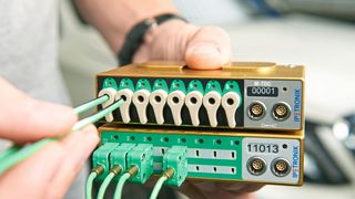 Einfach stecken: Das M-TDC 8, die Abkürzung steht für Thermo-Direct-Connect, ermöglicht es, Thermoleitungen direkt, schnell und unkompliziert zu kontaktieren. (Bild: Ipetronik)