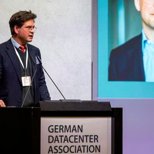 Peter Pohlschröder (HAL & HAL Data Center Developments) setzt in seiner Keynote den Rahmen des politischen Auftakts der GDA .(Bild:  GDA)