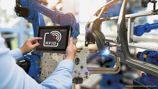 Über RFID-Tags an den Bearbeitungsstationen werden die Tablets der Werker erkannt und mit der passenden Visualisierung bespielt. (©Golf_MHNK/stock.adobe.com/ROSE Systemtechnik)