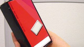 Gesicherte Produkte, hier ein mit einem AM-Etikett versehenes Beispiel, werden im Institut für Distributions- und Handelslogistik einem Detektionstest unterzogen. Bild: VVL/IDH (Archiv: Vogel Business Media)