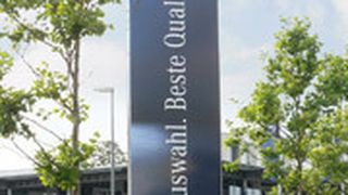 Neu im Programm der Firma Rohr Autohaus-Optimierung sind Werbetürme in Dreieck- oder Viereckvarianten. (Rohr Autohaus-Optimierung)