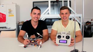 Ken Noé (links) und Marc Schulz sind stolz auf ihreLeichtbaudrohne. Jedes Bauteil haben die Absolventen des Bachelorstudiengangs „Maschinenbau/Produktentwicklung“ selbst angefertigt. (Leichtbau-BW)