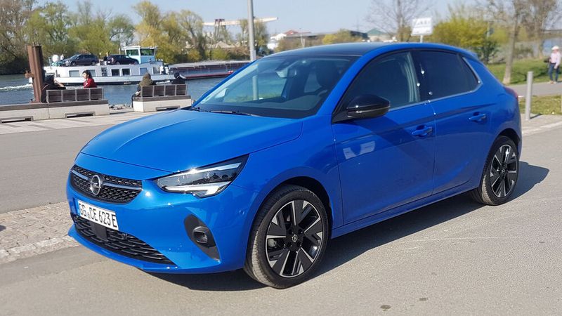 Der Opel Corsa E ist annähernd baugleich mit dem Peugeot E-208, aber 1.500 Euro günstiger. Es gibt ihn ab knapp 34.000 Euro. (Bild: Auto-Medienportal.Net/Michael Kirchberger)