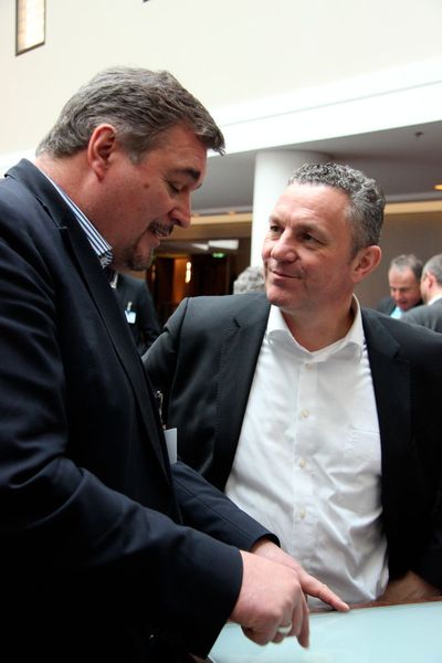 Uwe Brettner (l., Vorstand, nicos AG) und Herbert Bockers (COO, Dimension Data Asia Pacific Pte. Ltd.) nutzten die Kaffeepause zum Austausch. (Vogel IT-Medien GmbH)