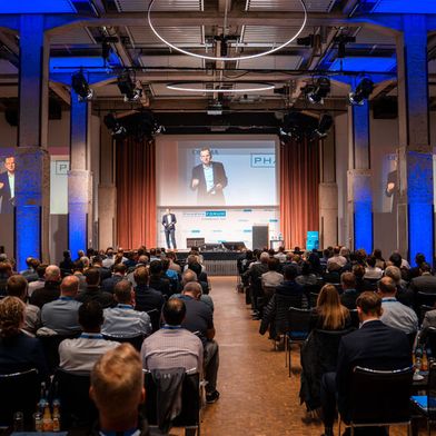 El Dr. Johannes-Thomas Grobe, director general de Optima Pharma, da la bienvenida a los 300 invitados procedentes de 27 países en Schwäbisch Hall. (Imagen:Optima)