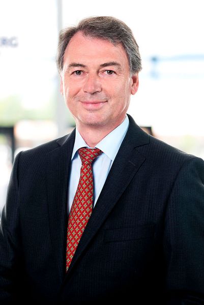 Der Chief Operating Officer von Freudenberg Sealing Technologies Dieter Schäfer tritt am 30. Juni 2019 in den Ruhestand. Danach steht der 63-Jährige dem Unternehmen noch für zwei Jahre beratend zur Verfügung stehen. Mit Schäfers Wechsel in den Ruhestand wird die Geschäftsleitung von Freudenberg Sealing Technologies künftig aus drei Personen bestehen. Wie bislang ist Claus Möhlenkamp Chief Executive Officer. Dort ist er für die Bereiche Strategie, Vertrieb, Personal und Kommunikation verantwortlich.  Ludger Neuwinger-Heimes verantwortet als Chief Financial Officer die Bereiche Finanzen, Informationstechnologie und Merger & Acquisitions. Dr. Theodore Duclos ist als Chief Technology Officer für die Bereiche Innovationsmanagement, Prozesstechnologie, Produkt- und Materialentwicklung, Qualitätsmanagement sowie für den Bereich Gesundheits- und Arbeitsschutz verantwortlich. Zudem wird Duclos künftig die Aufgaben von Schäfer als Chief Operating Officer übernehmen und den Bereichen Operations, Lean, Supply Chain Management und Einkauf vorstehen. (Freudenberg Sealing Technologies )