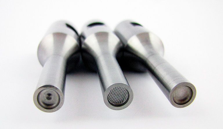 Um beim Ultraschallnieten mit Kunststoffen verschiedene Nietkopfgeometrien zu erhalten, wird für jede Art eine eigene Sonotrode genutzt. Von links: US I, US III und US II, als Unterscheidungsmerkmal für das nachfolgende Bruchkraft-Diagramm. (KUZ)