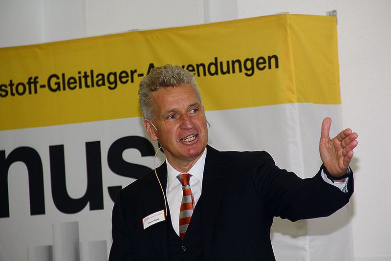 Igus-Chef Frank Blase: „Die größere Variante des neuen Roboterarms für bis zu 8 kg Traglast bieten wir ab Stückzahl 1 anschlussfertig für 3200 Euro an und mit Low-Cost-Steuerung für insgesamt rund 5000 Euro.“ (Reinhold Schäfer)